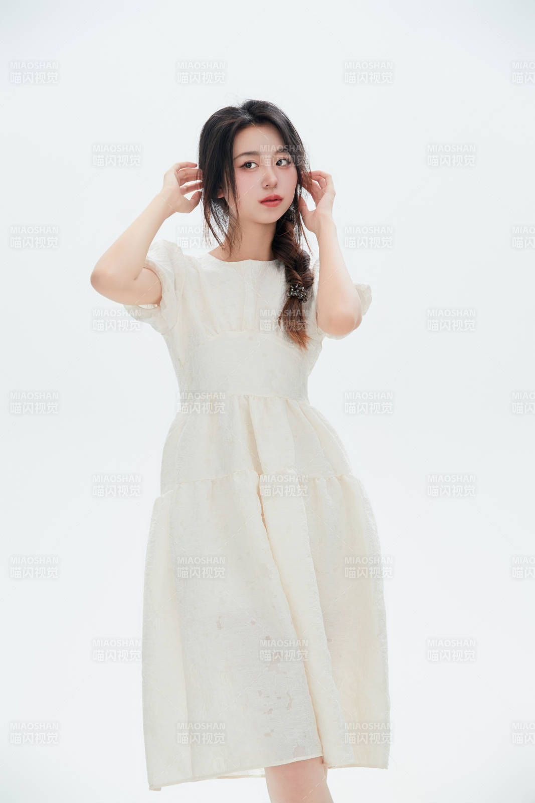 白色背景里的中国女性大学生图片