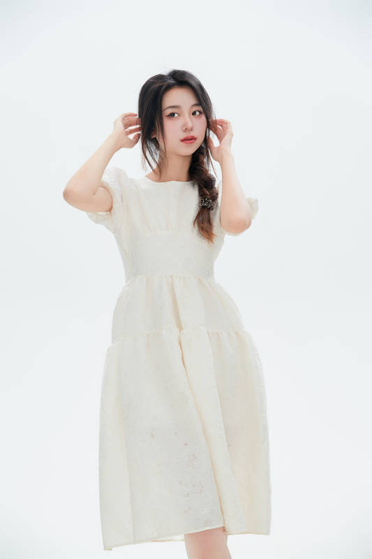 白色背景里的中国女性大学生图片