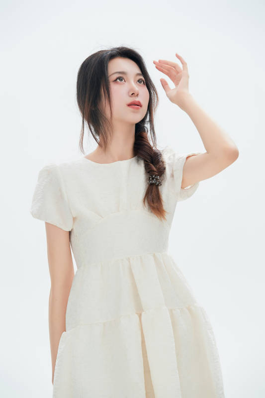 白色背景里的中国女性大学生图片