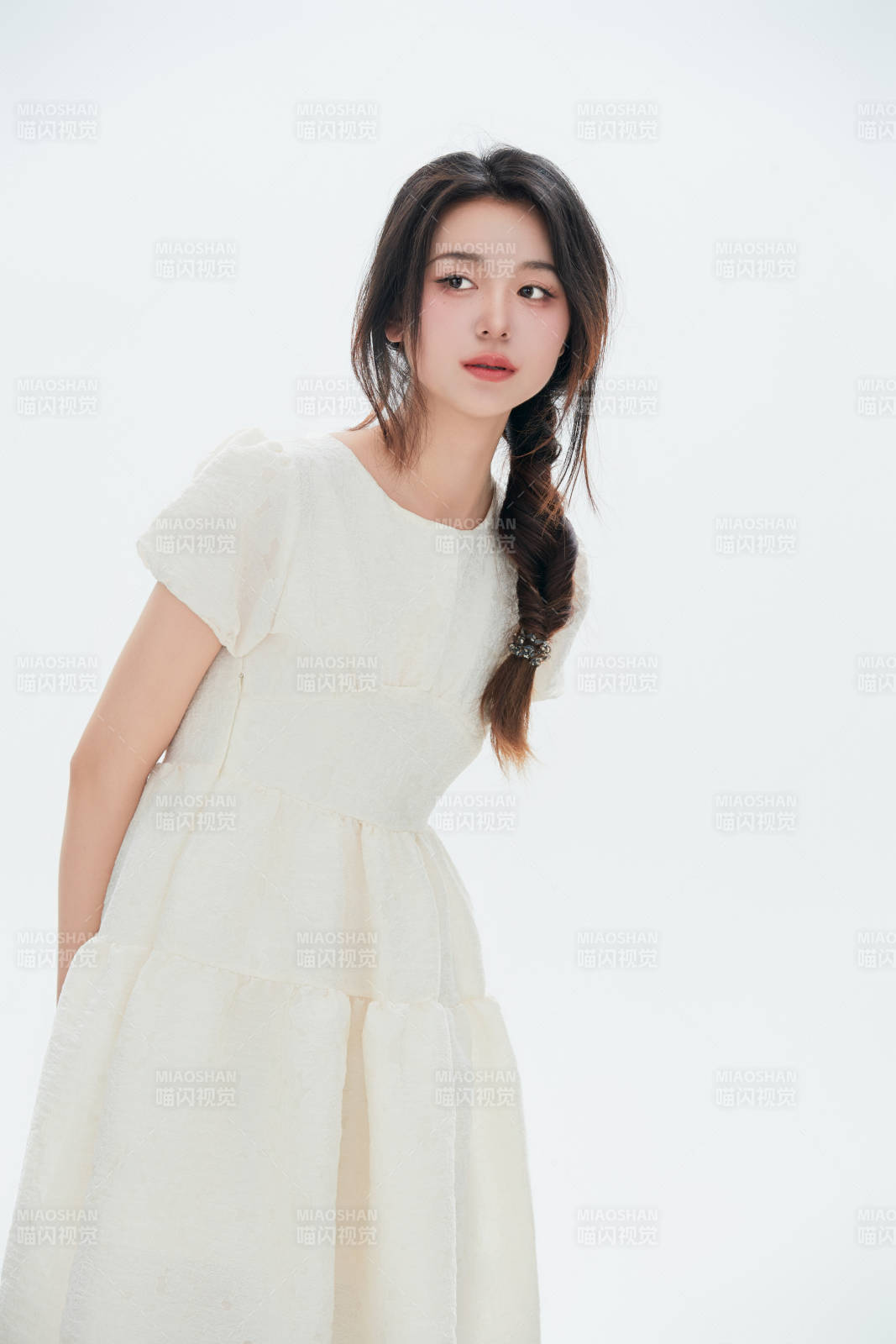 白色背景里的中国女性大学生图片