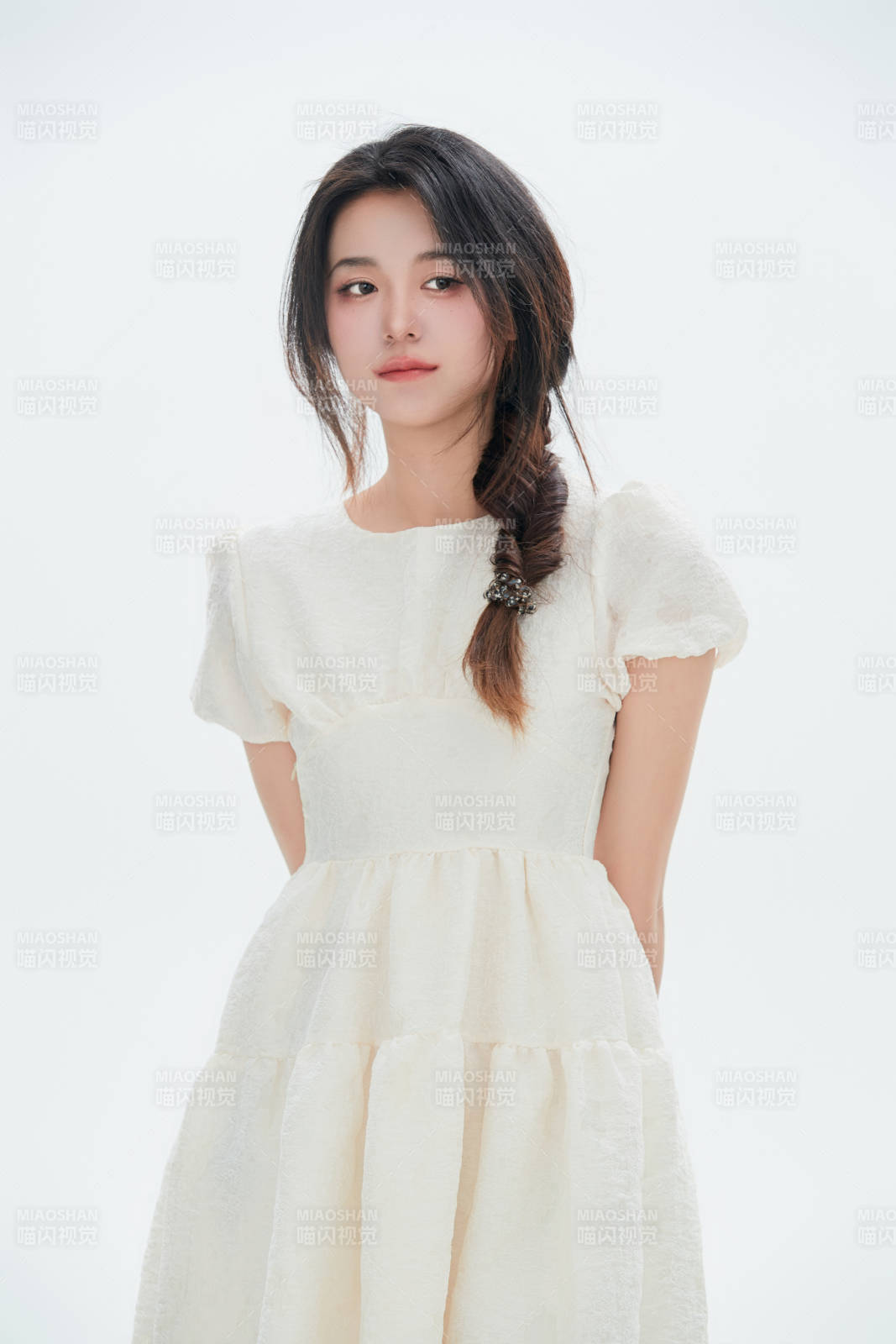 白色背景里的中国女性大学生图片