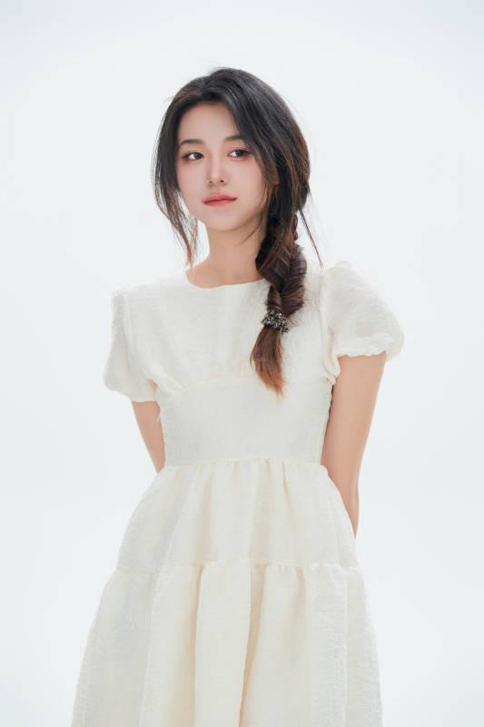 白色背景里的中国女性大学生图片