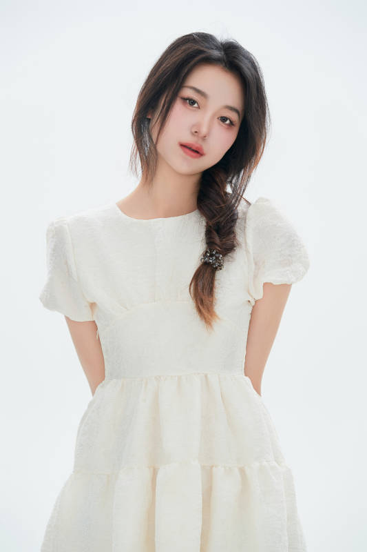 白色背景里的中国女性大学生图片