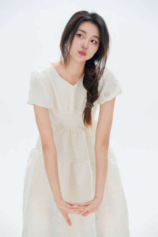 白色背景里的中国女性大学生图片