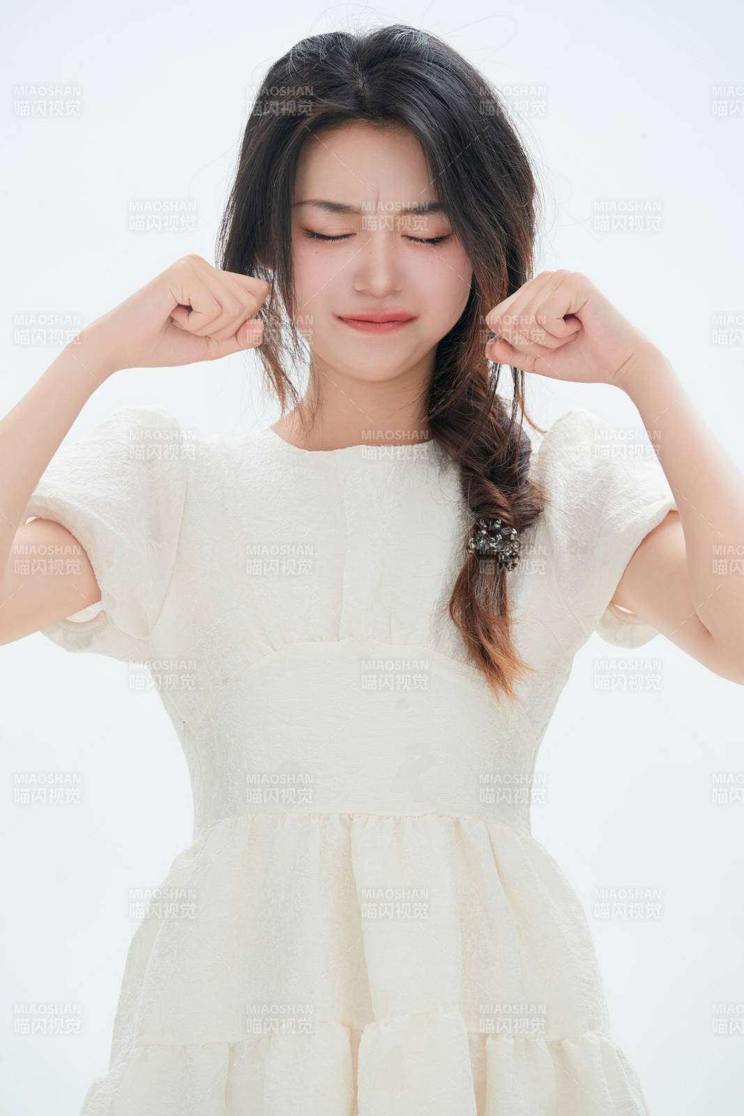 白色背景里的中国女性大学生图片