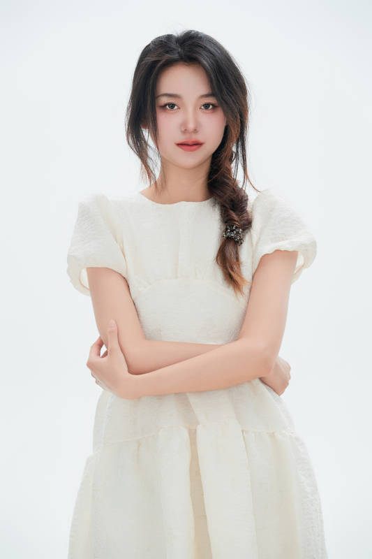 白色背景里的中国女性大学生图片