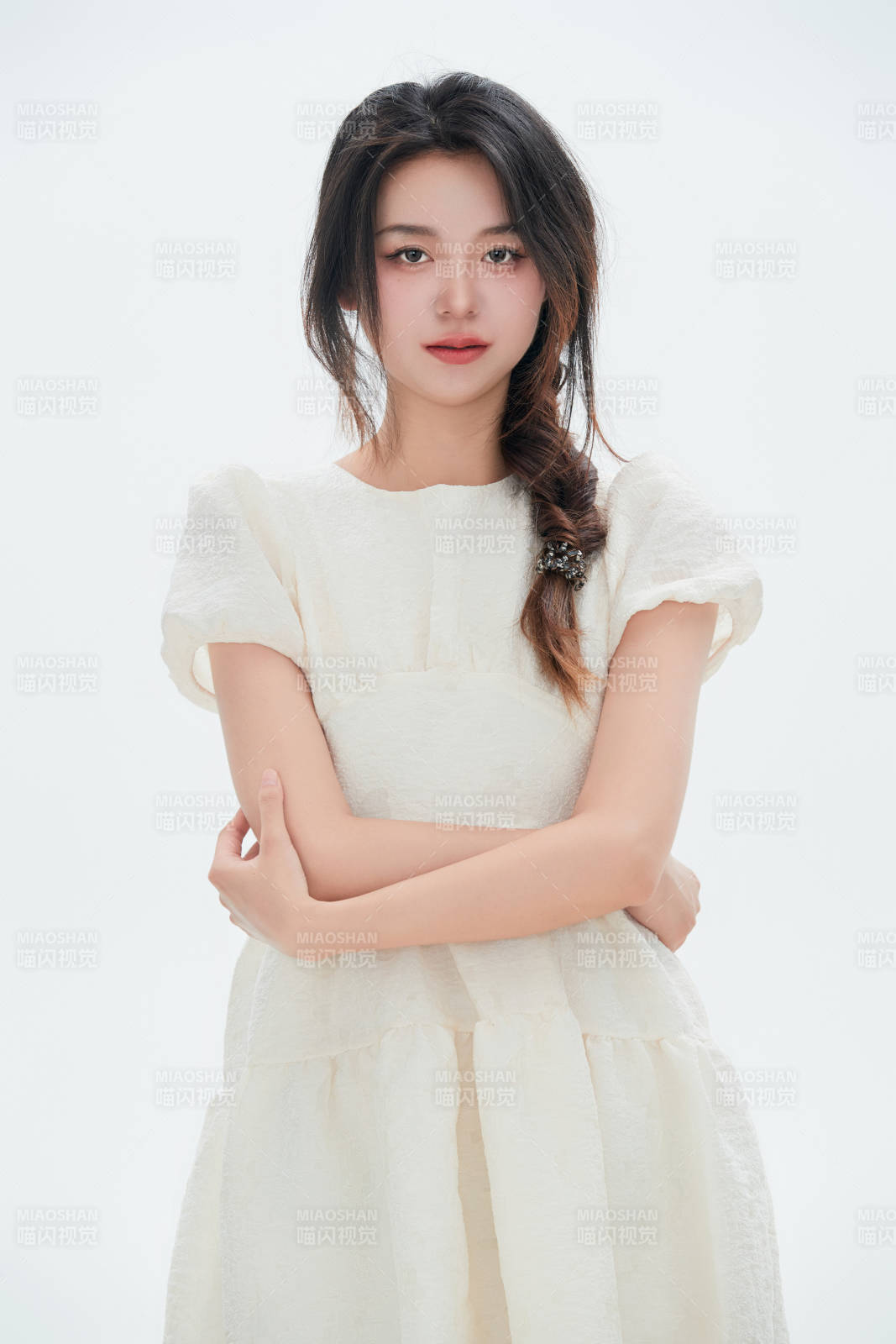 白色背景里的中国女性大学生图片