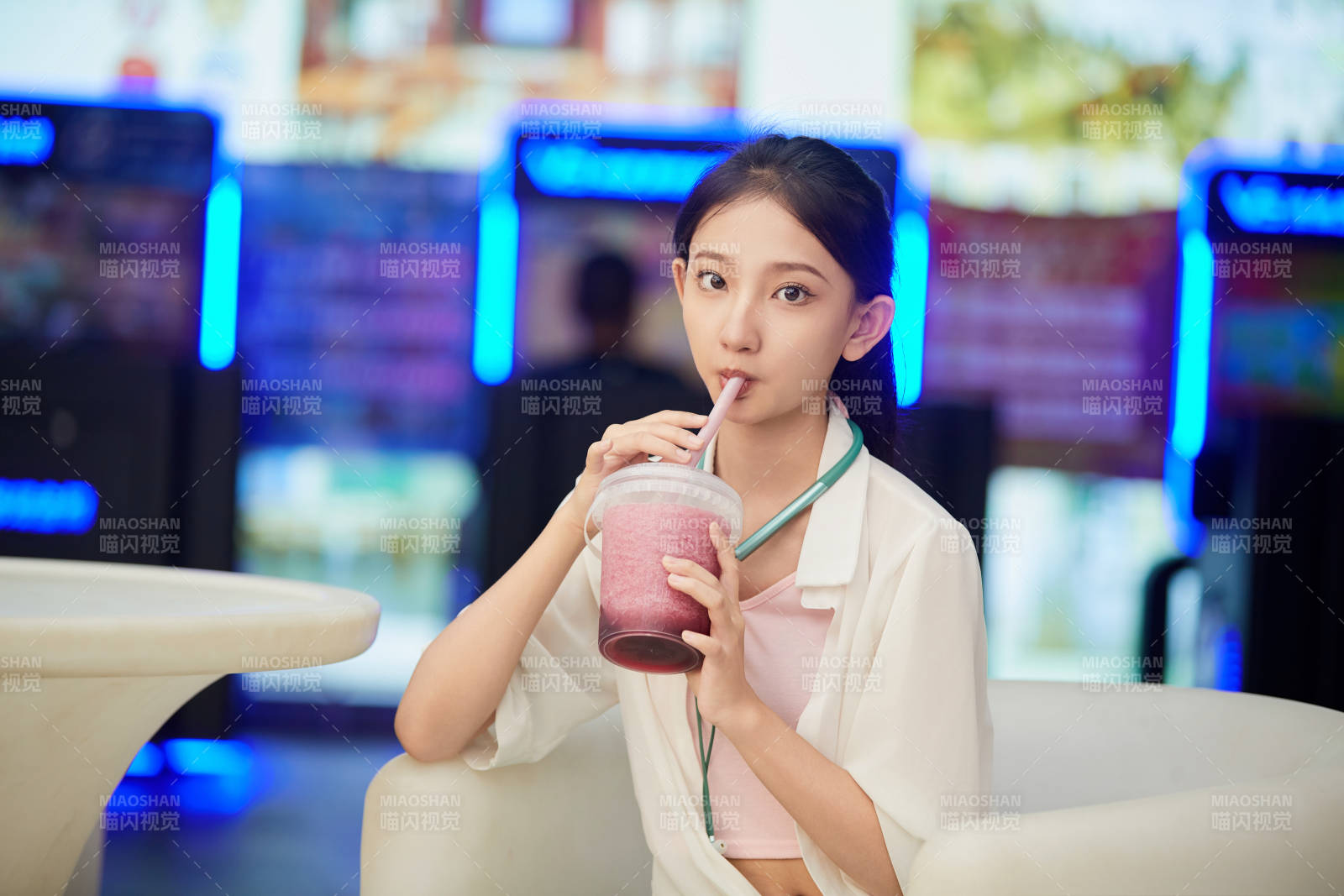 假日悠闲逛商场的中国少女图片