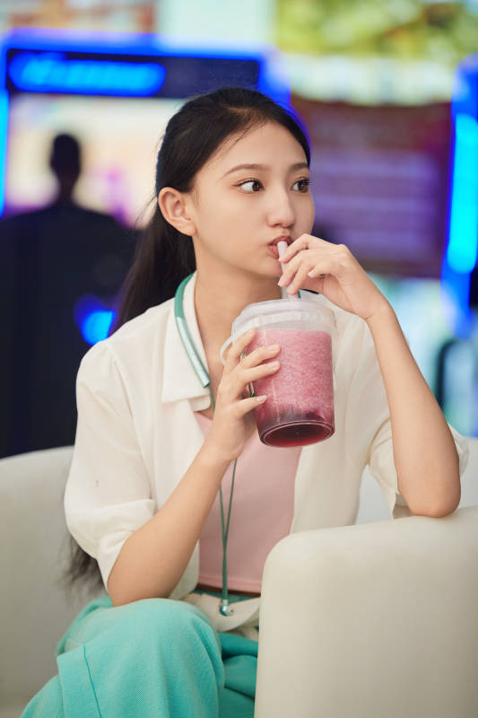 假日悠闲逛商场的中国少女图片