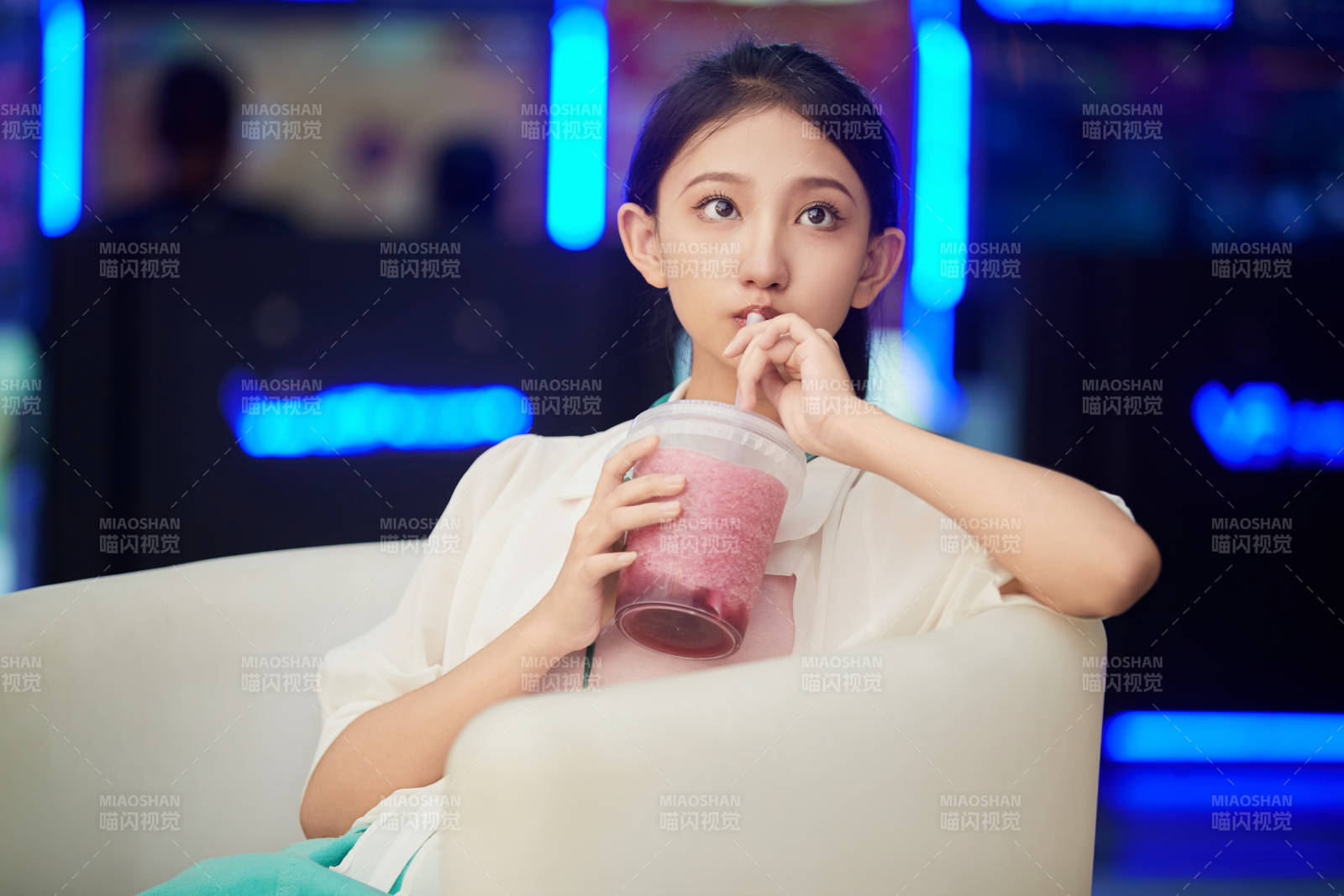 假日悠闲逛商场的中国少女图片