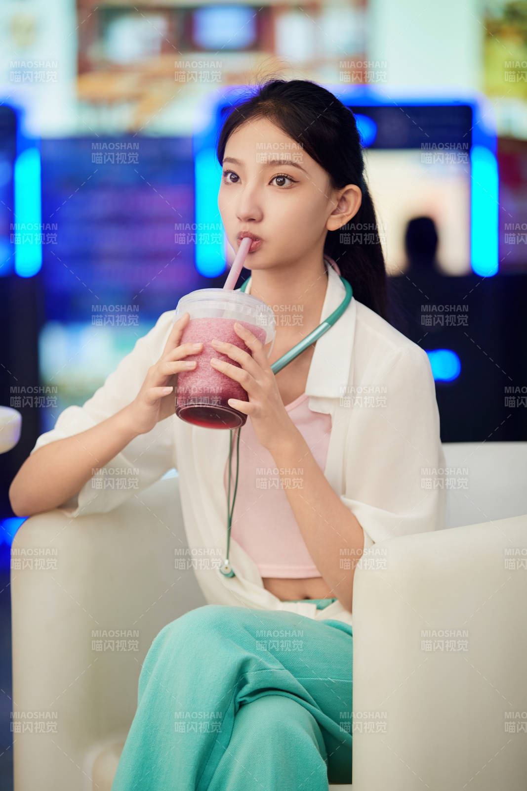 假日悠闲逛商场的中国少女图片