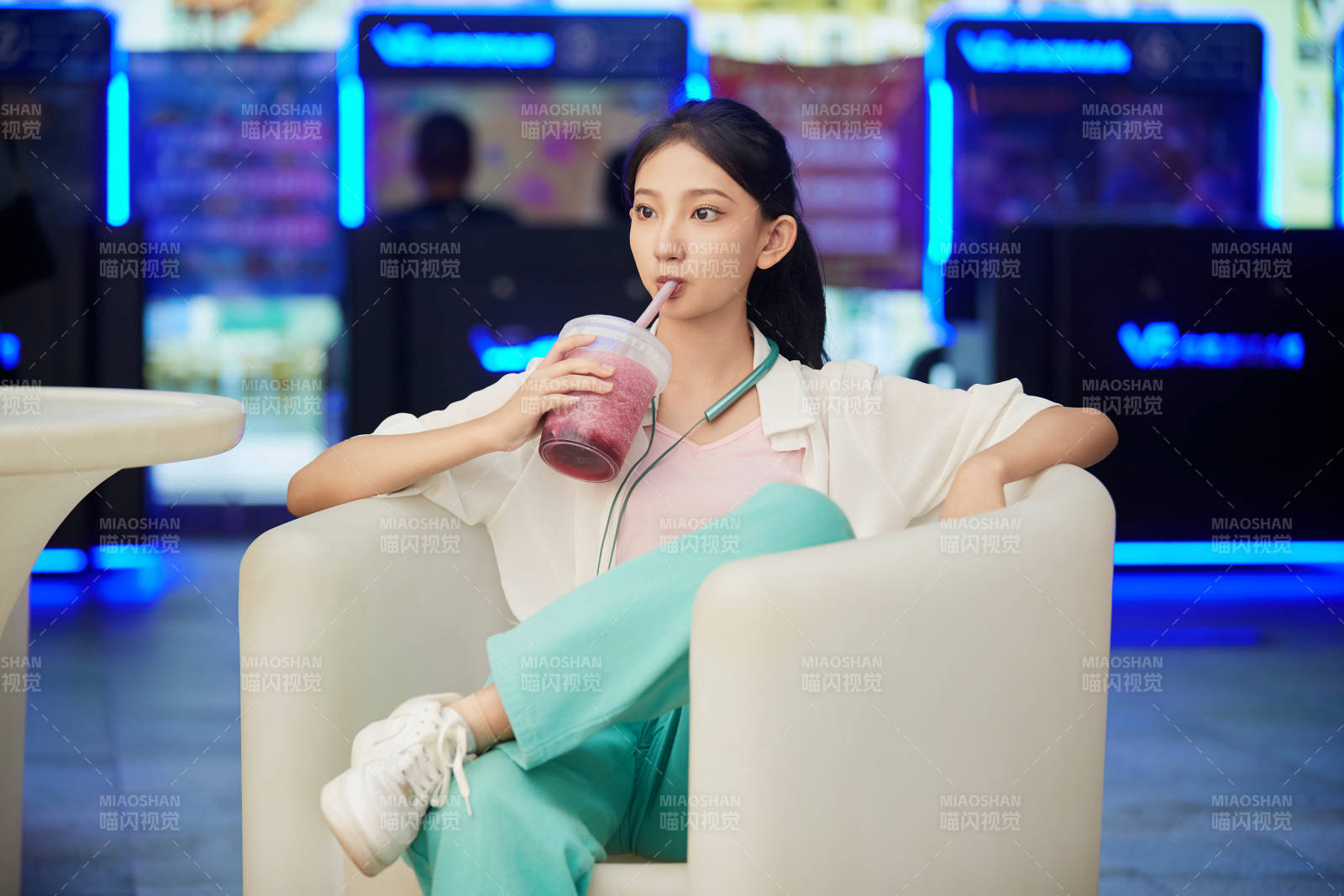 假日悠闲逛商场的中国少女图片