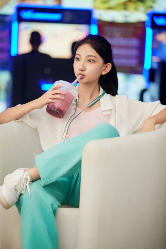 假日悠闲逛商场的中国少女图片