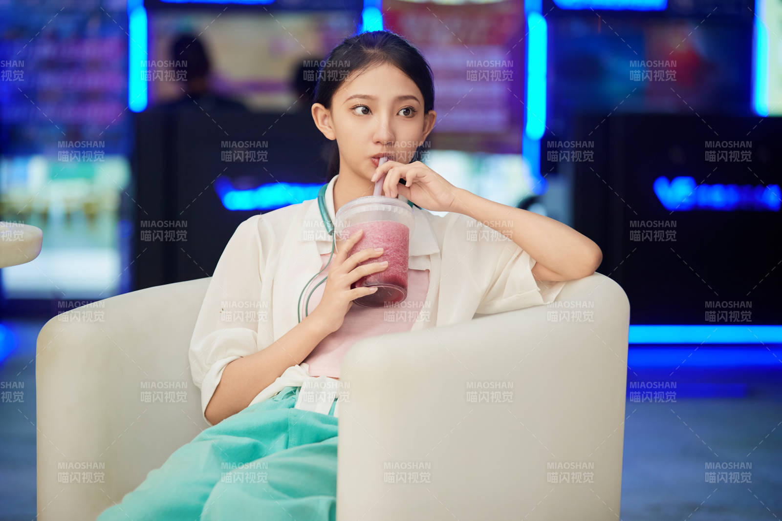 假日悠闲逛商场的中国少女图片