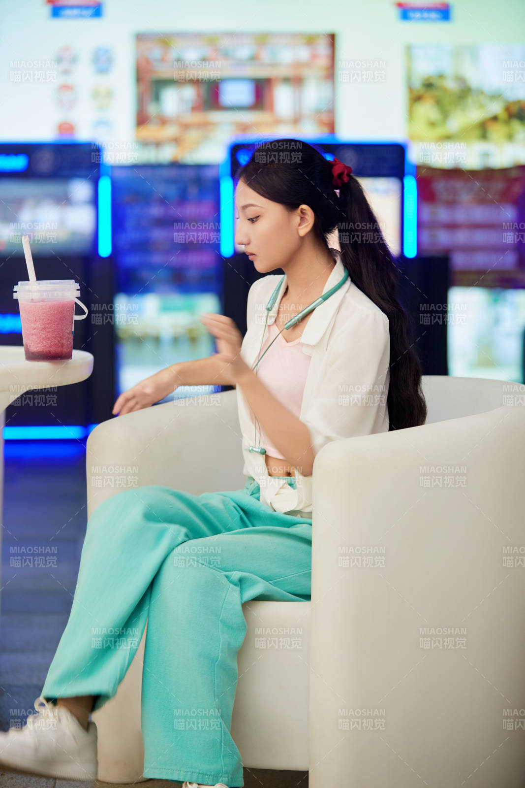 假日悠闲逛商场的中国少女图片