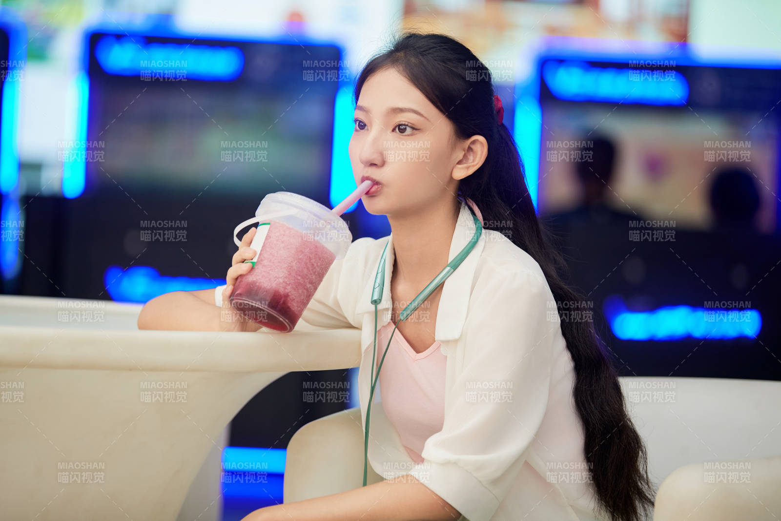 假日悠闲逛商场的中国少女图片