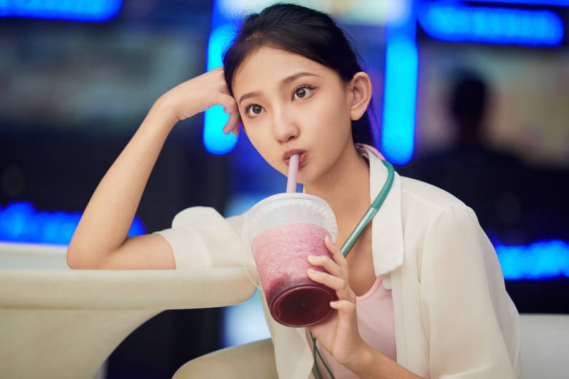 假日悠闲逛商场的中国少女图片