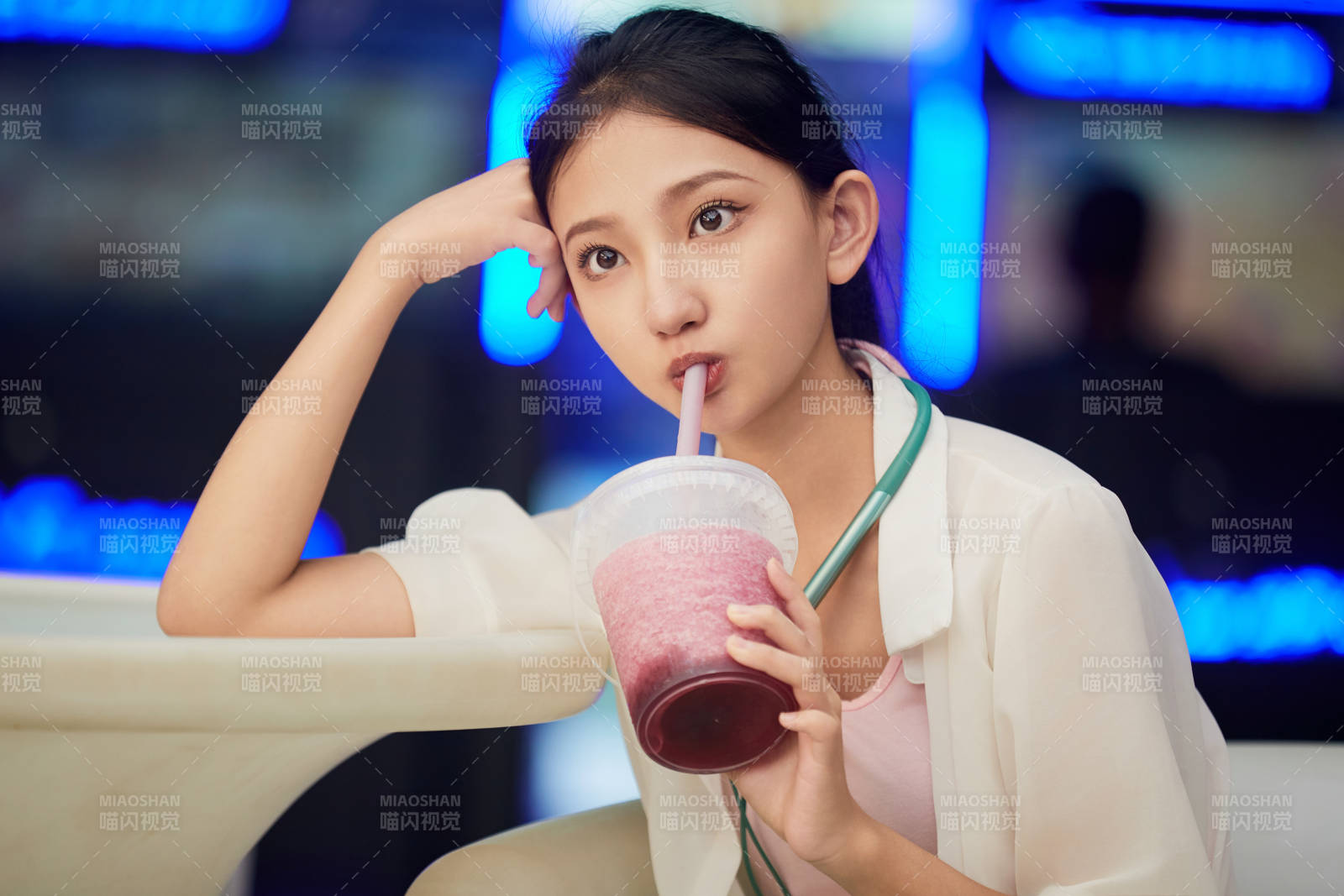 假日悠闲逛商场的中国少女图片