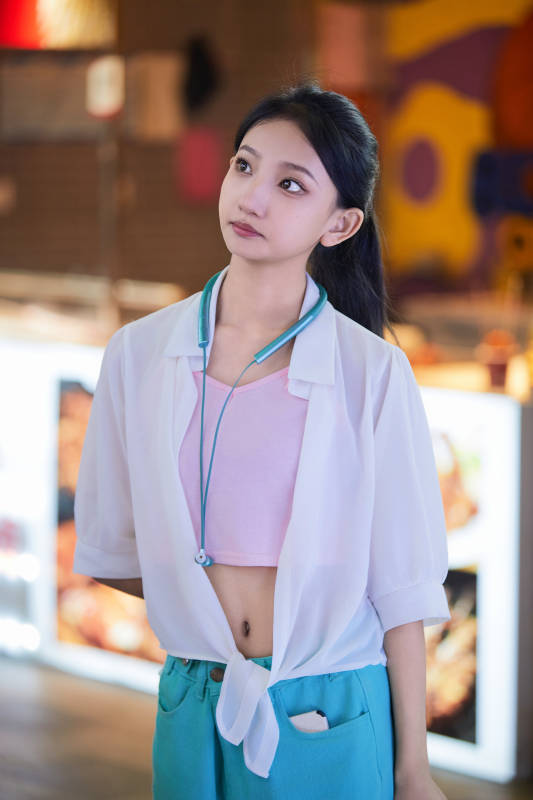 假日悠闲逛商场的中国少女图片