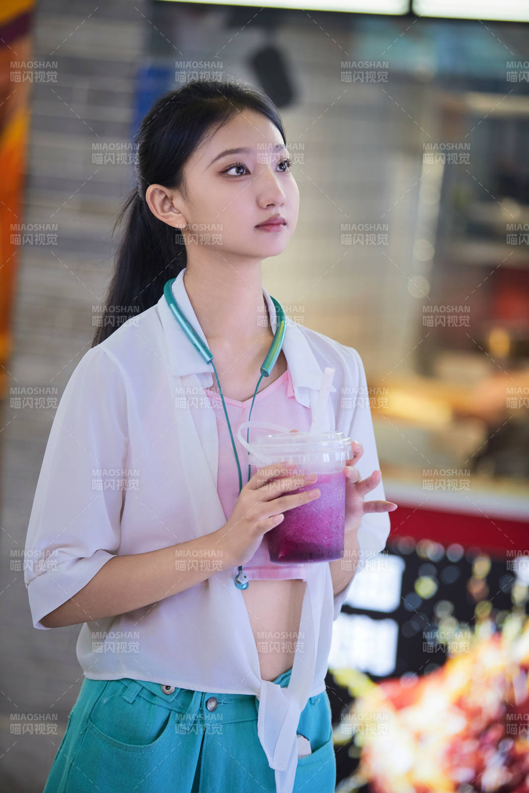 假日悠闲逛商场的中国少女图片