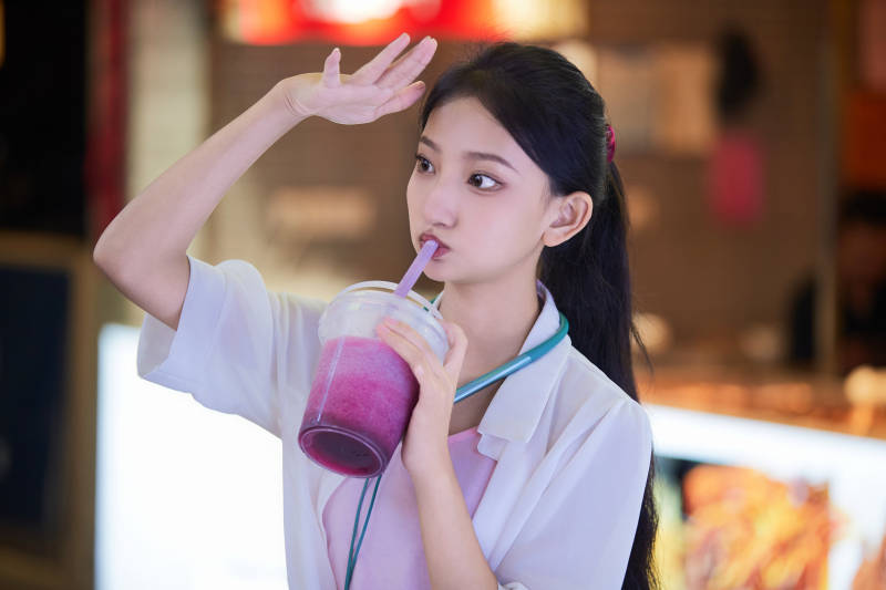 假日悠闲逛商场的中国少女图片