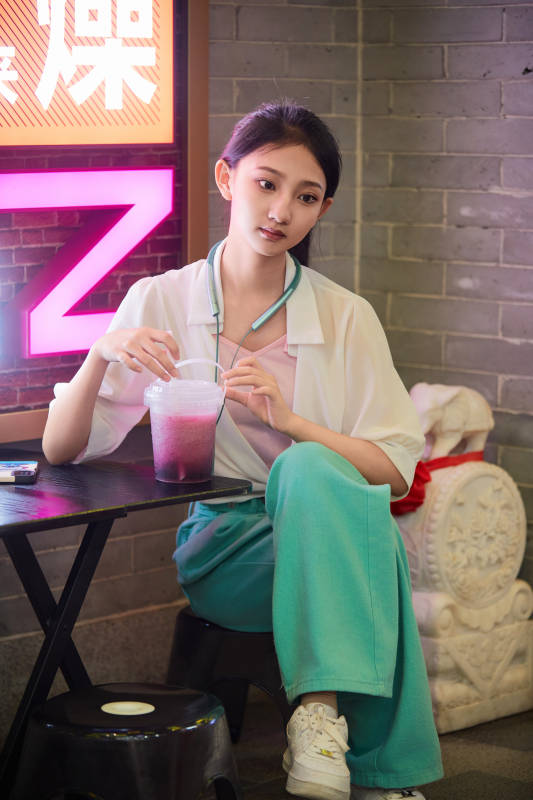 假日悠闲逛商场的中国少女图片