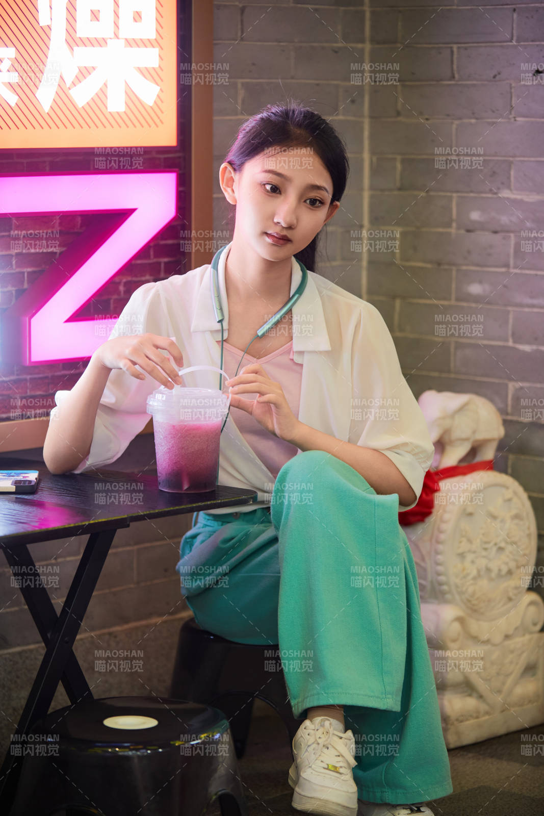 假日悠闲逛商场的中国少女图片