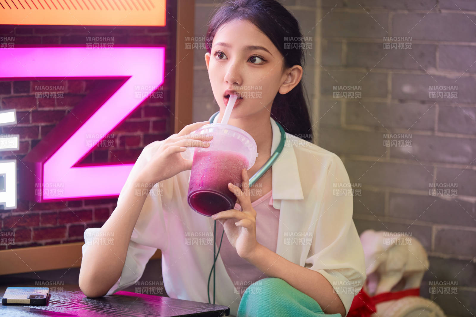 假日悠闲逛商场的中国少女图片