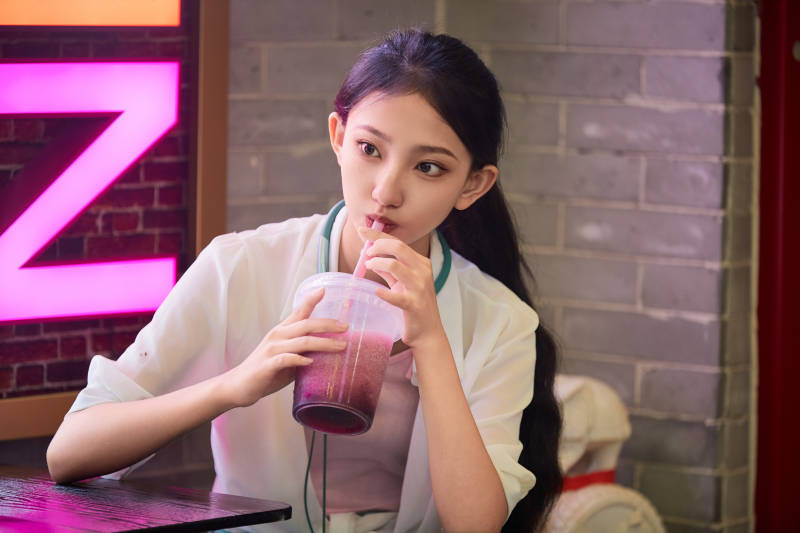 假日悠闲逛商场的中国少女图片