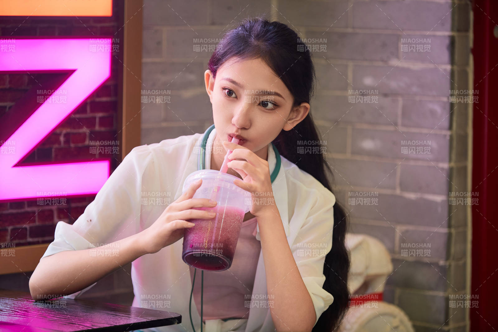 假日悠闲逛商场的中国少女图片