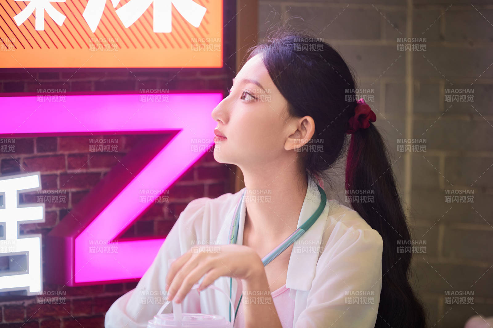 假日悠闲逛商场的中国少女图片