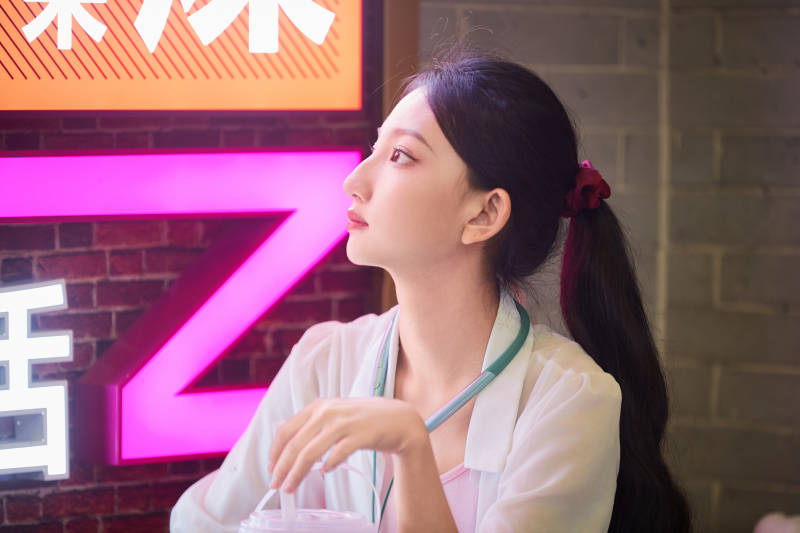 假日悠闲逛商场的中国少女图片