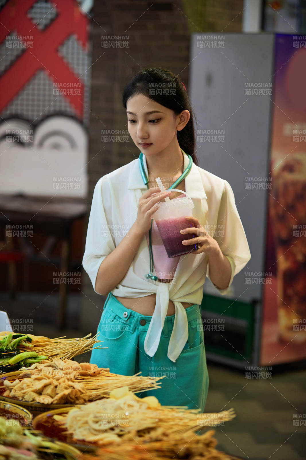 假日悠闲逛商场的中国少女图片