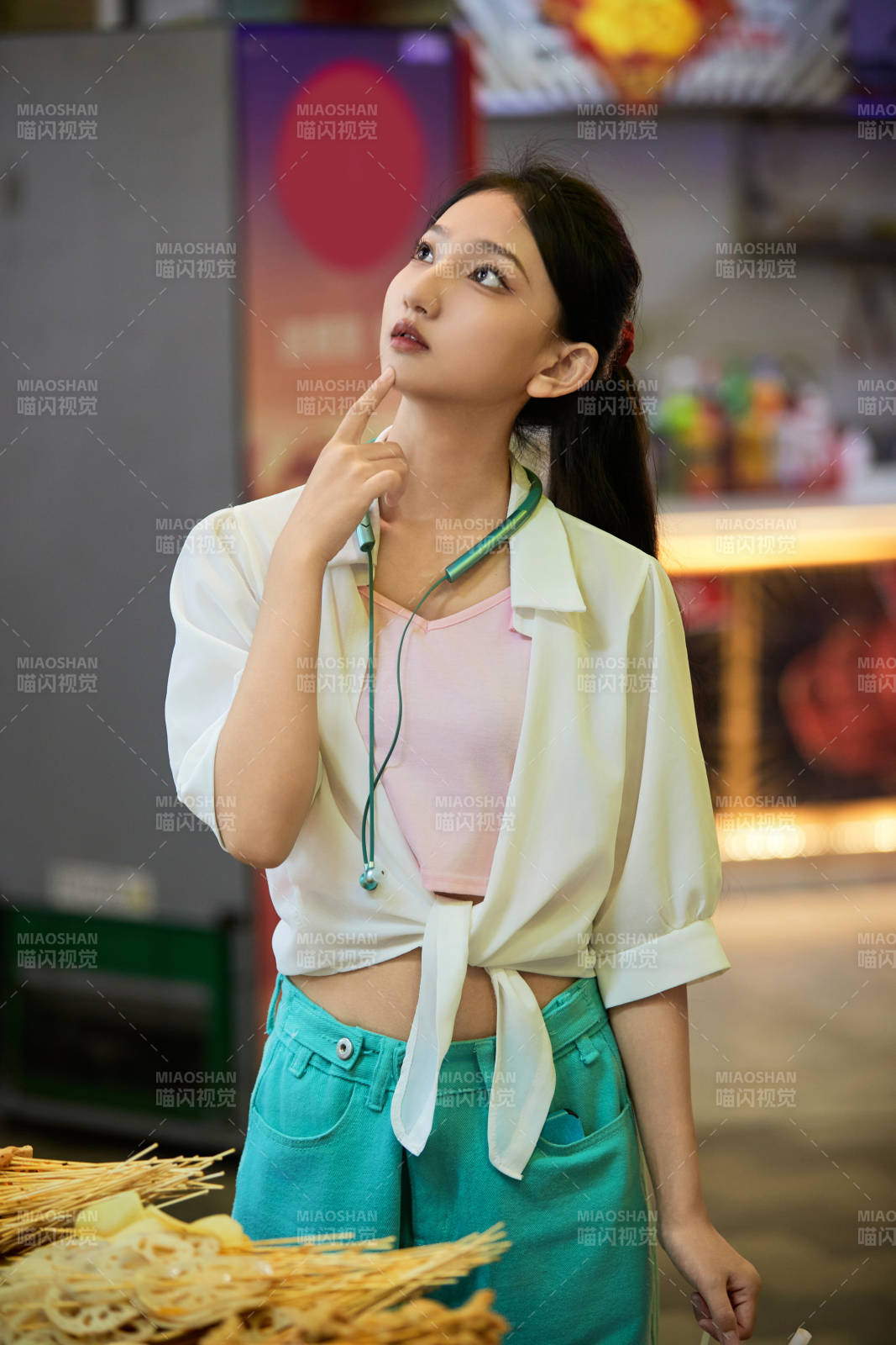 假日悠闲逛商场的中国少女图片