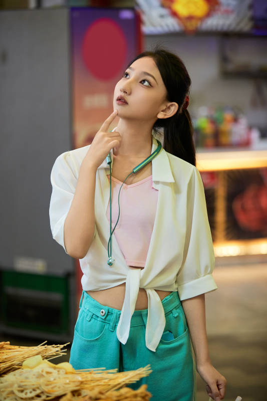 假日悠闲逛商场的中国少女图片