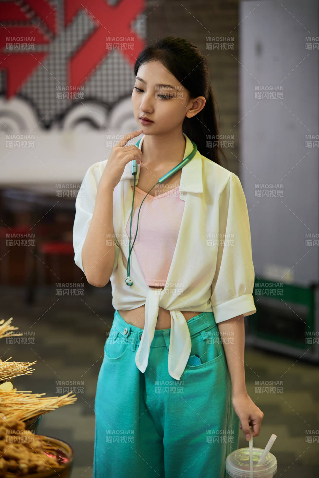 假日悠闲逛商场的中国少女图片