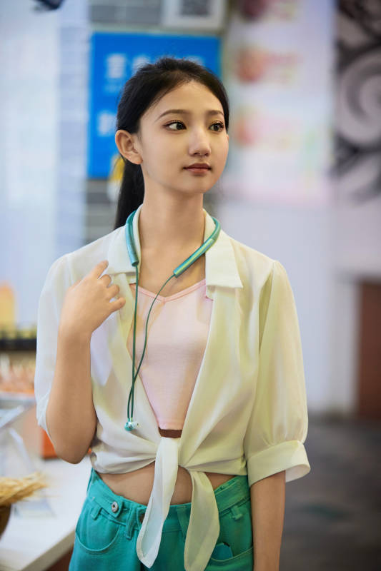 假日悠闲逛商场的中国少女图片