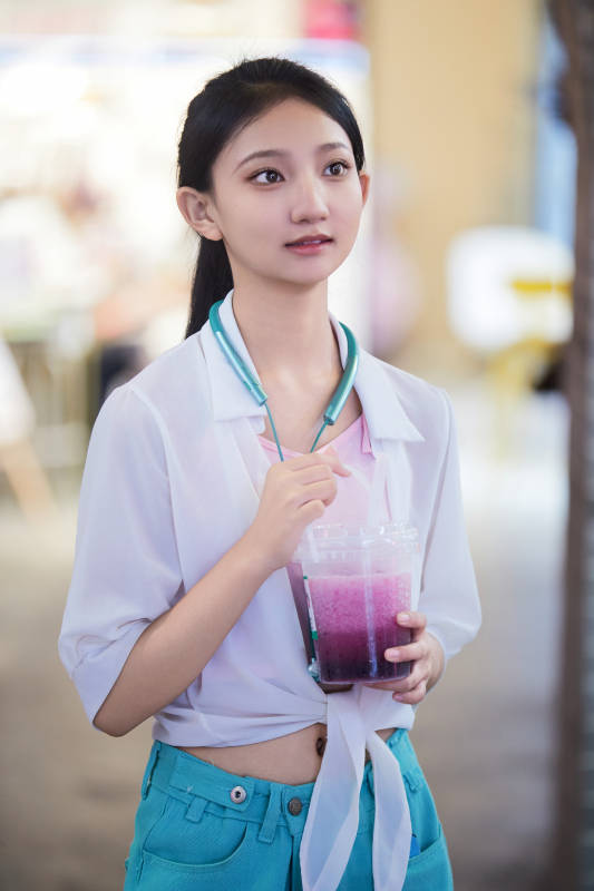 假日悠闲逛商场的中国少女图片