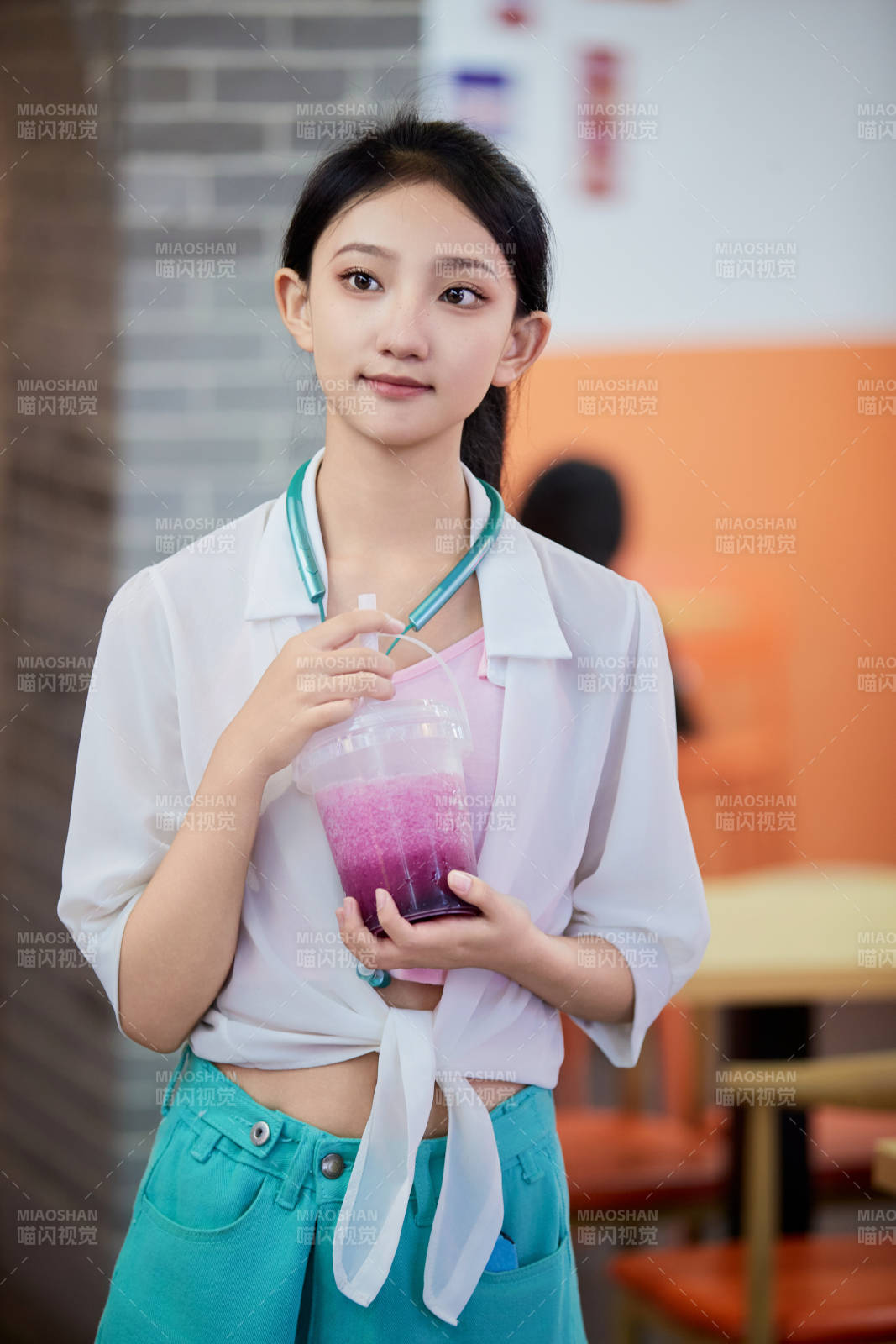 假日悠闲逛商场的中国少女图片