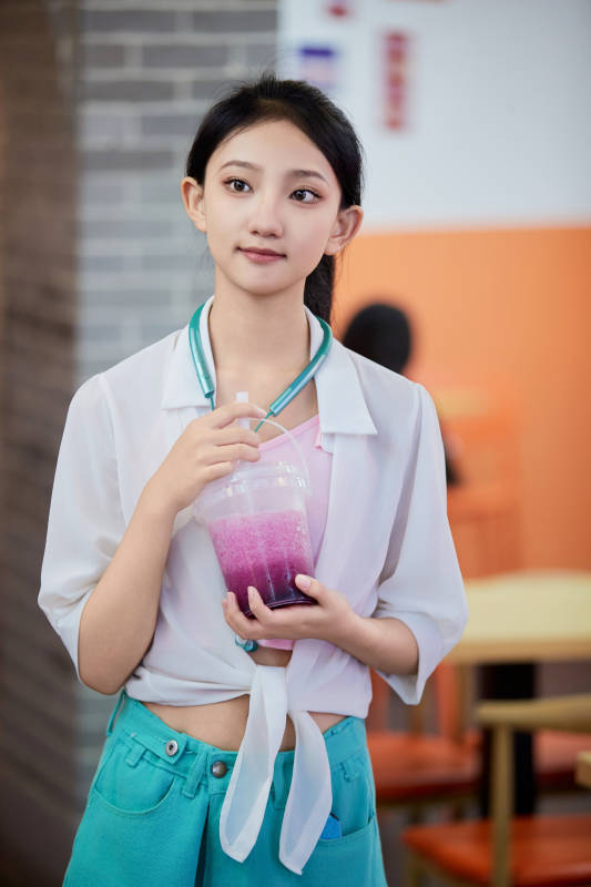 假日悠闲逛商场的中国少女图片