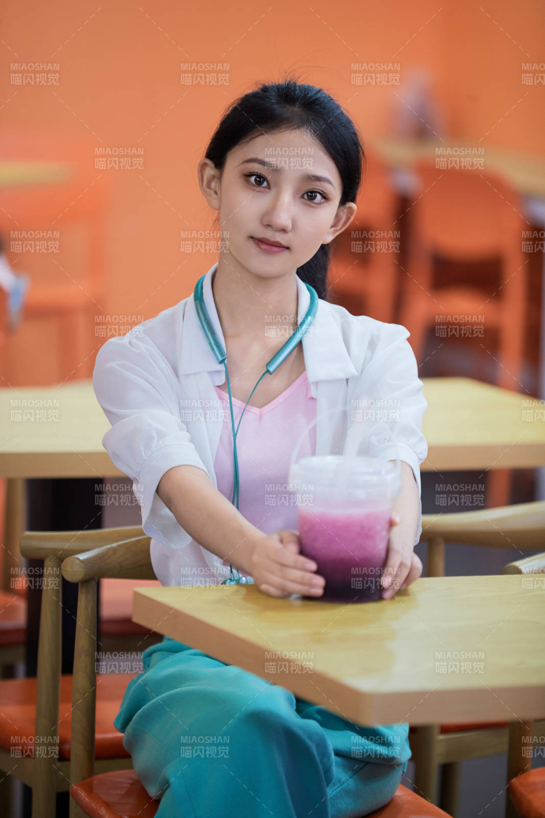 假日悠闲逛商场的中国少女图片