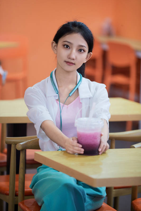 假日悠闲逛商场的中国少女图片