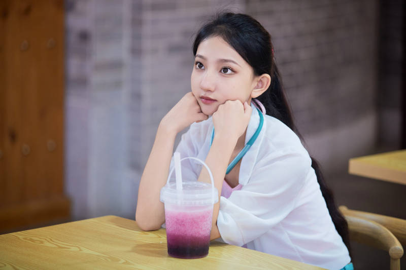 假日悠闲逛商场的中国少女图片