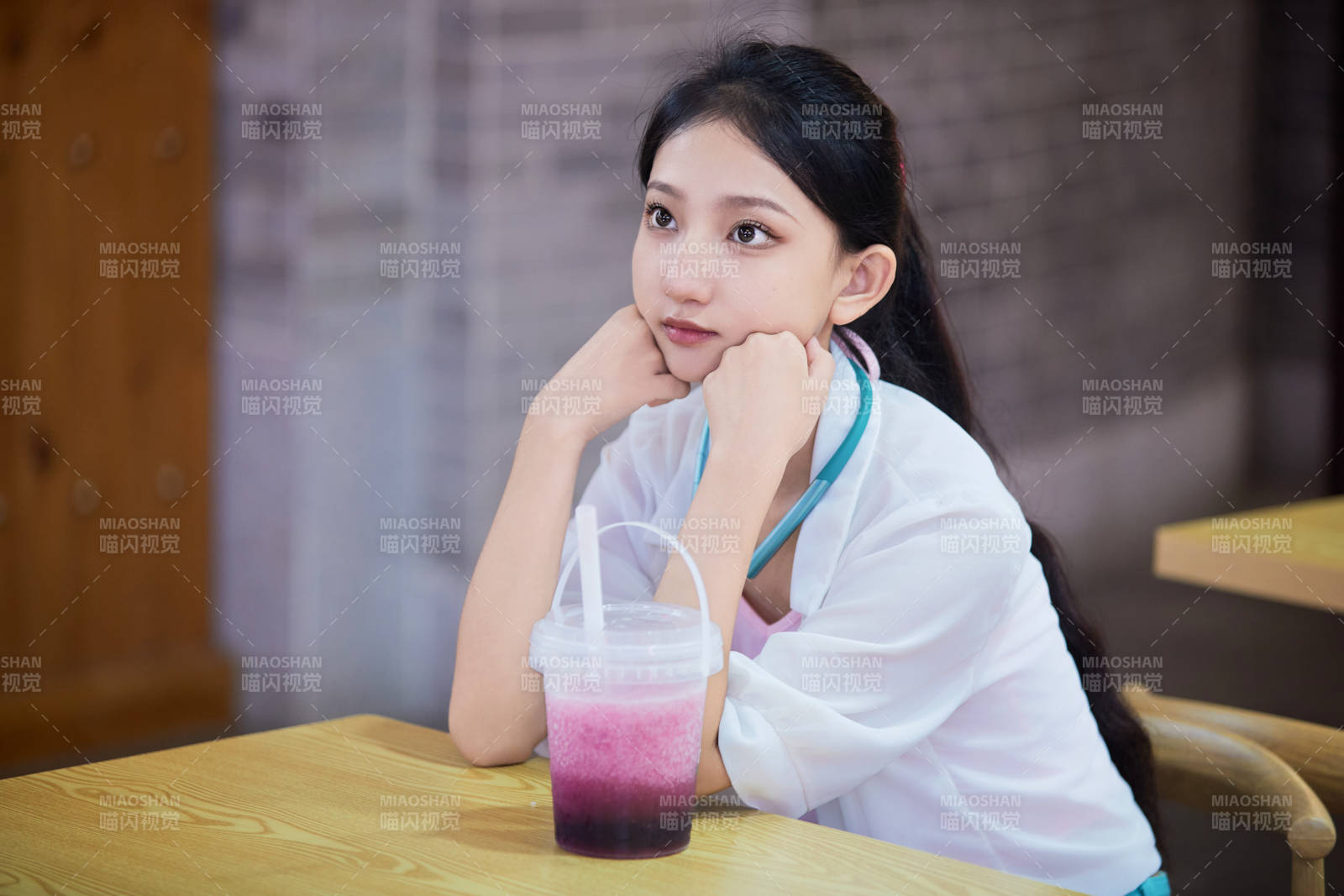 假日悠闲逛商场的中国少女图片