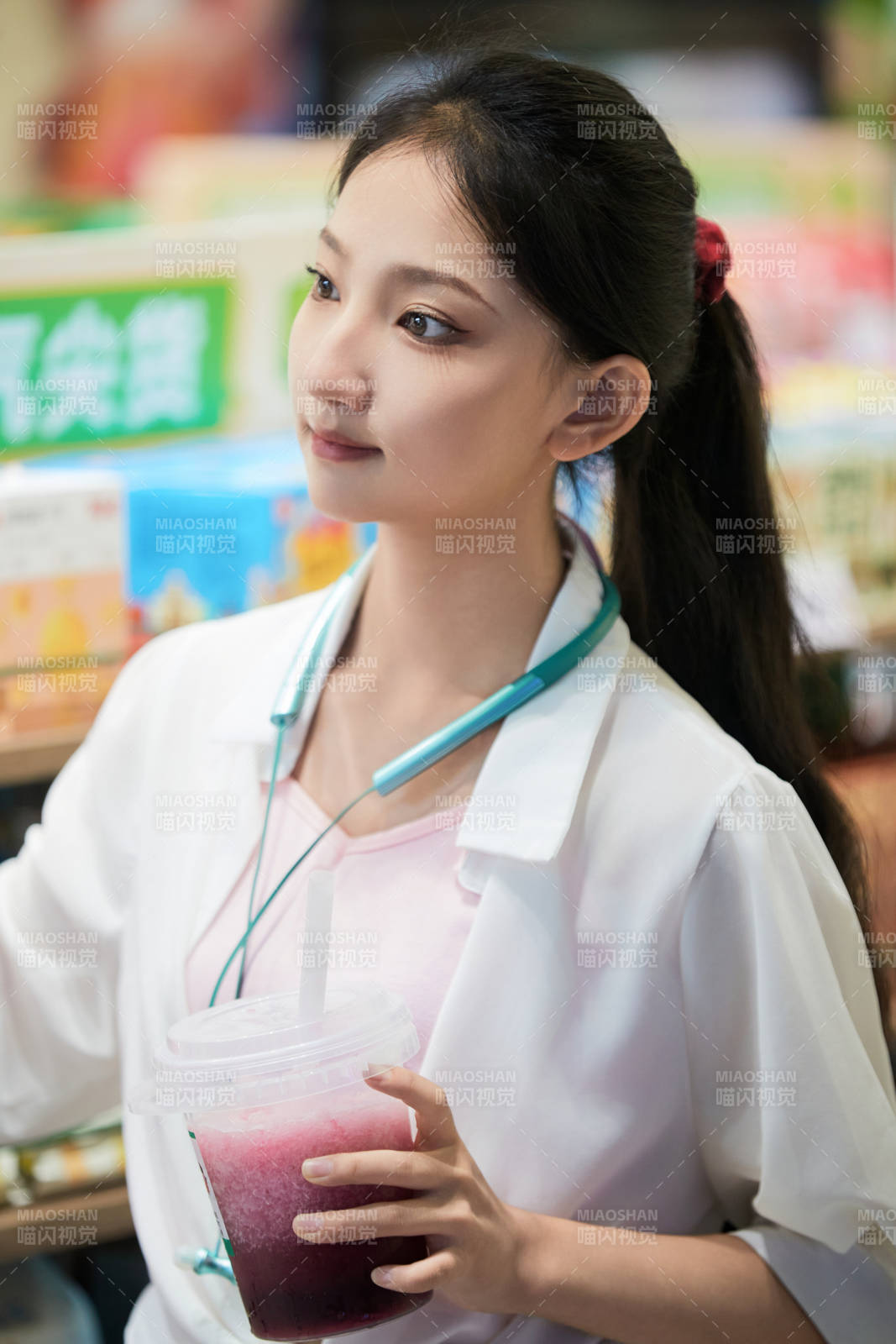 假日悠闲逛商场的中国少女图片