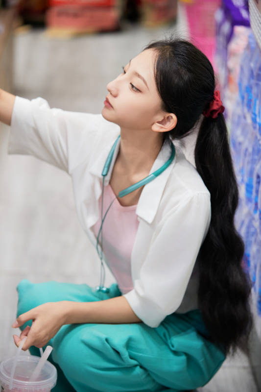 假日悠闲逛商场的中国少女图片