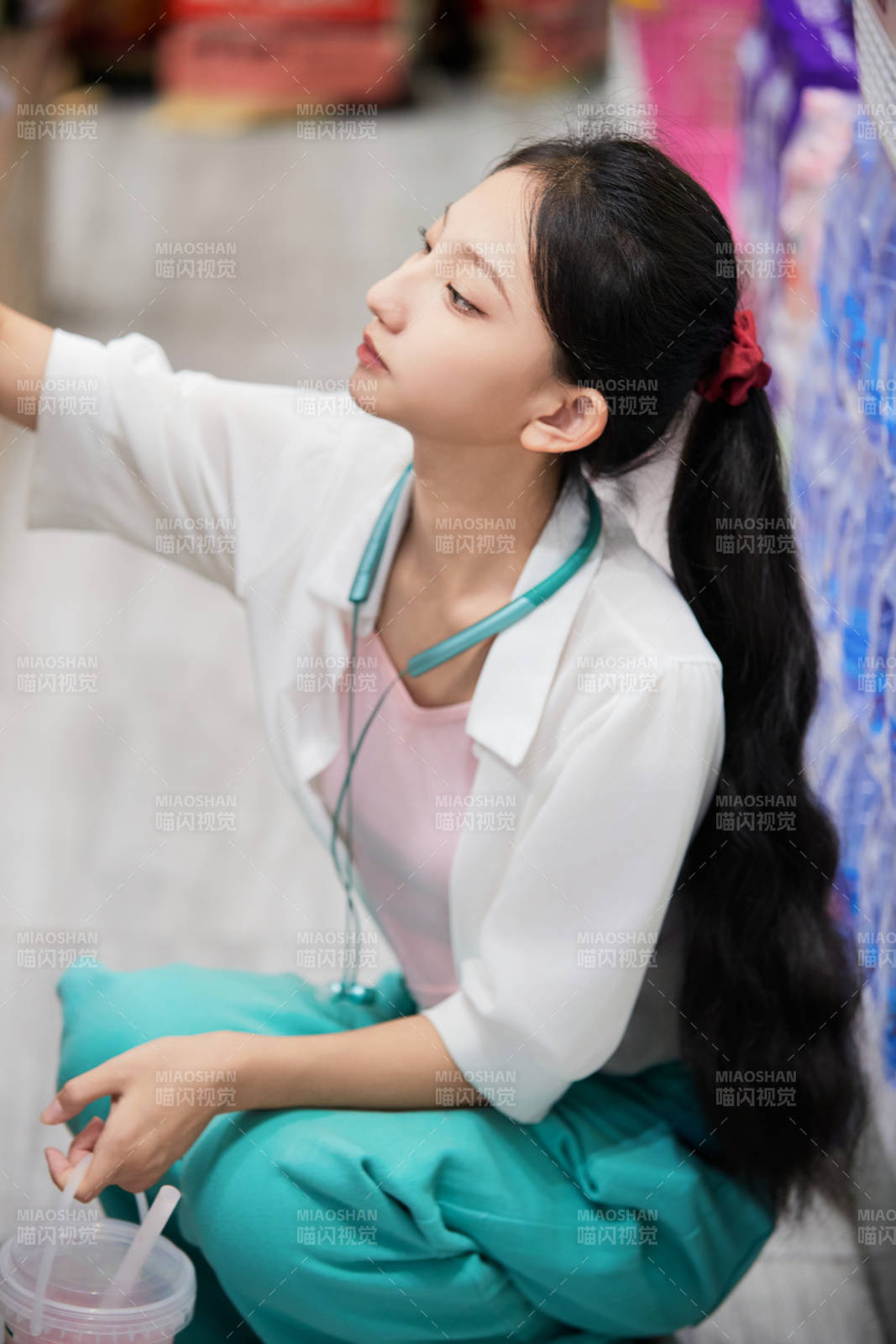 假日悠闲逛商场的中国少女图片