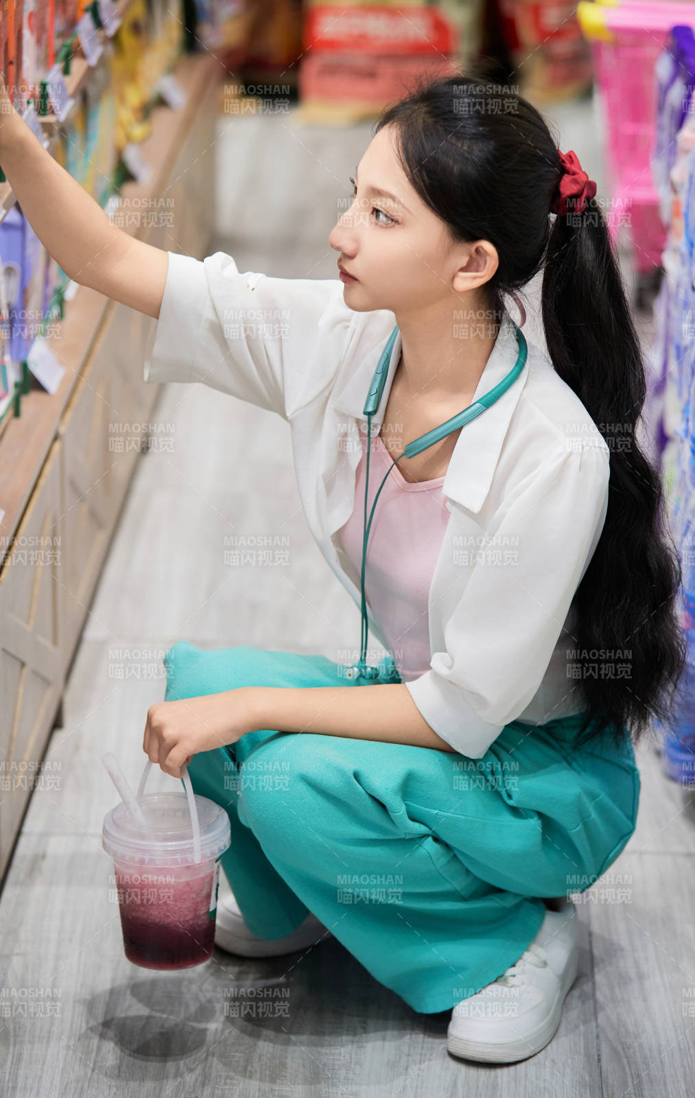 假日悠闲逛商场的中国少女图片