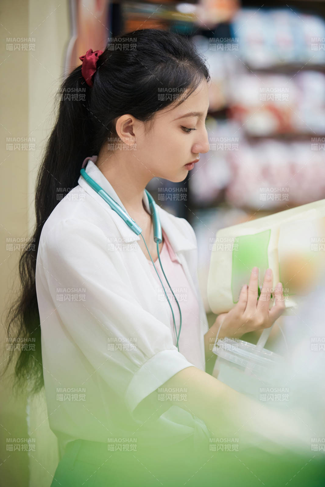 假日悠闲逛商场的中国少女图片