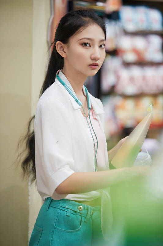 假日悠闲逛商场的中国少女图片